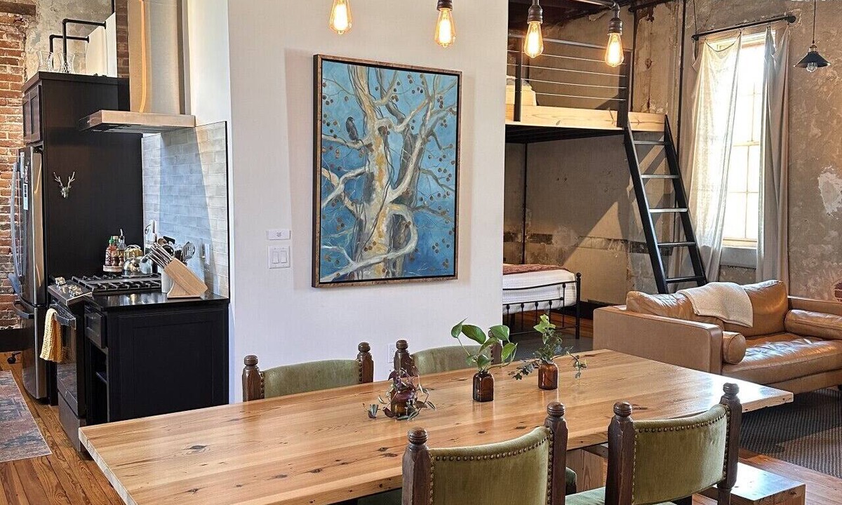 Heber Springs Apartment | Historic Downtown Loft with Balcony and Kitchen