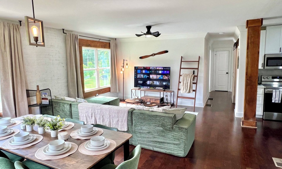Epworth Apartment | Historic General Store Loft 2,500 Sq Ft Balcony Game Room Near Blue Ridge