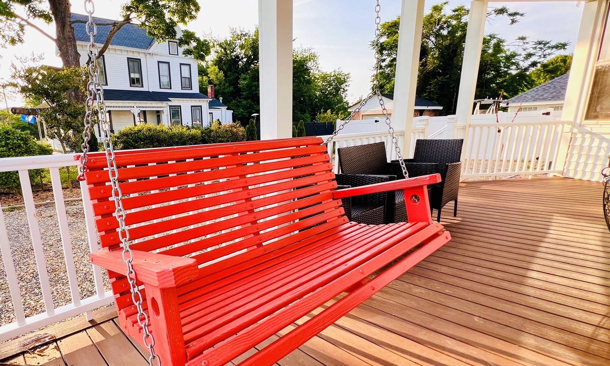 Downtown House | Historic Waterfront Home - Sleeps 10 - Walk to Downtown Hampton