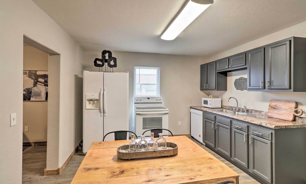 West Plains House | Historic West Plains Home: Walk to MSU + Dtwn