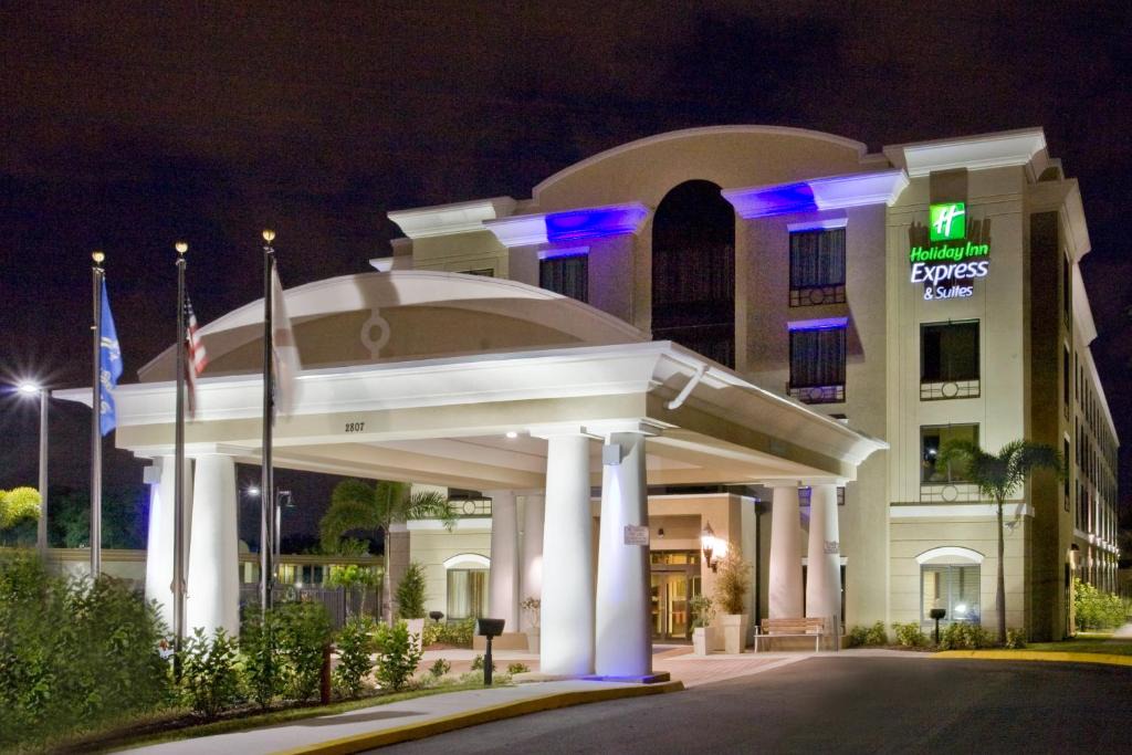 Bearss Plaza Hotel | Holiday Inn Express Hotel & Suites Tampa-USF-Busch Gardens by IHG