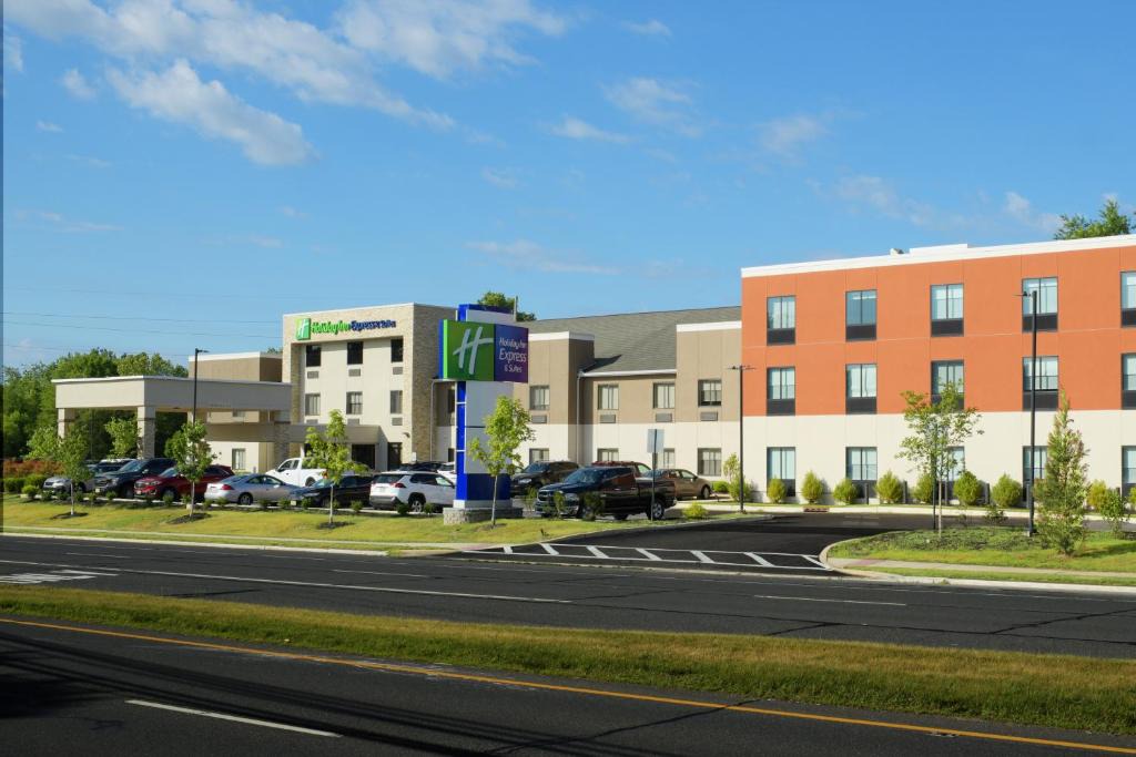 Williamstown Hotel | Holiday Inn Express & Suites - Williamstown - Glassboro by IHG