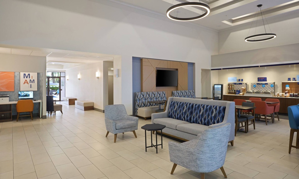 Ludlam Hotel | Holiday Inn Express & Suites Kendall East Miami by IHG