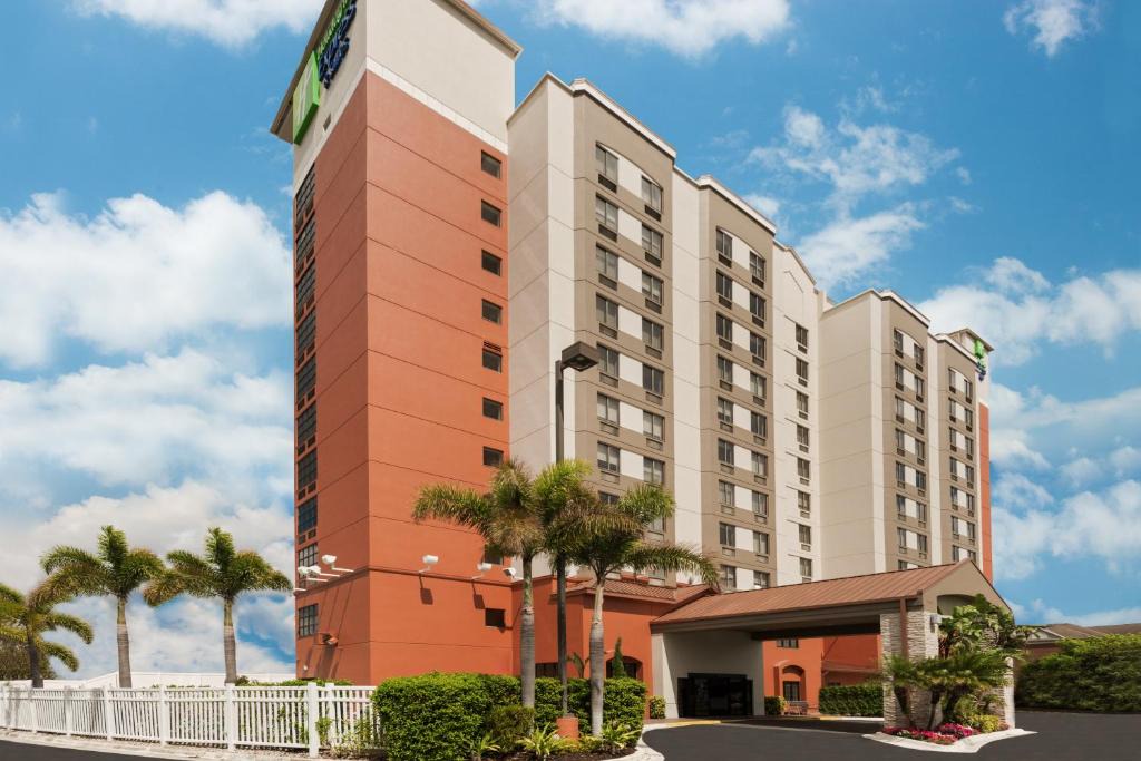Florida Center Hotel | Holiday Inn Express & Suites - Nearest Universal Orlando by IHG
