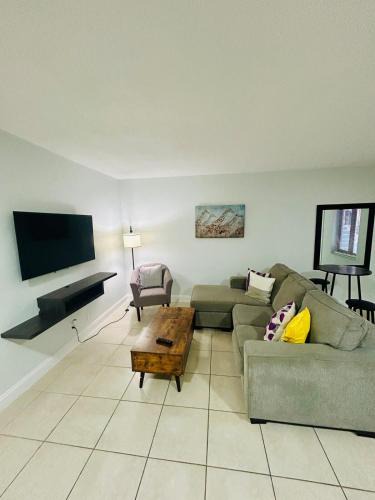 North Central Hollywood Apartment | Hollywood 1BR Apartment Self Check-In & Free Parking 108