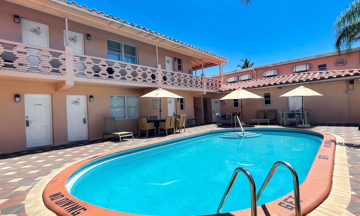 Hollywood Apartment | Hollywood Beach Swan