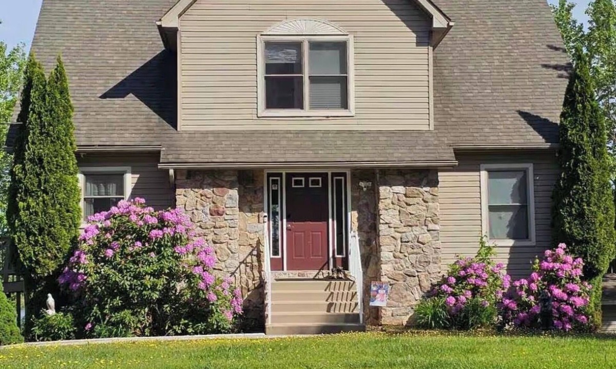 Pocono Summit House | Home in Mount Pocono, Hot tub, Sauna, Lakefront, Kayaks+