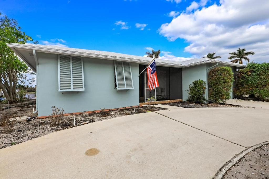 Marco Island House | Home on water with pool/lanai kitchen/walk to beach