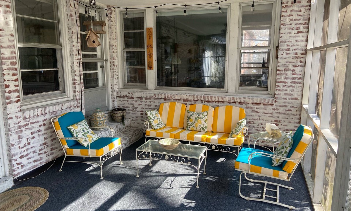 Manchester House | Home with Amazing Screened in Patio and Back Yard