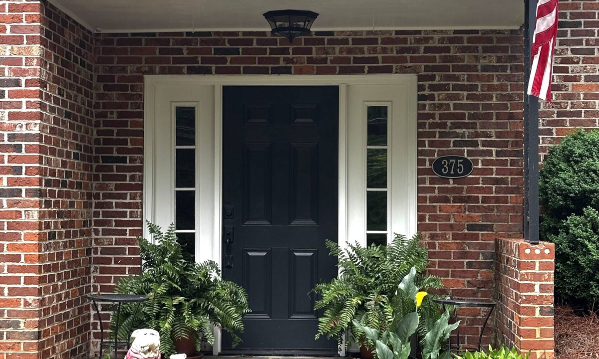 Athens House | Home with lots of space for everyone on a quiet street in 5 points with pool!