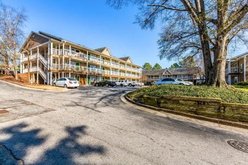 Norcross Hotel | HomeTowne Studios by Red Roof Atlanta - Norcross Downtown