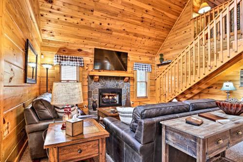 Sevierville House | Homey Sevierville Cabin w/Deck Near Pigeon Forge!