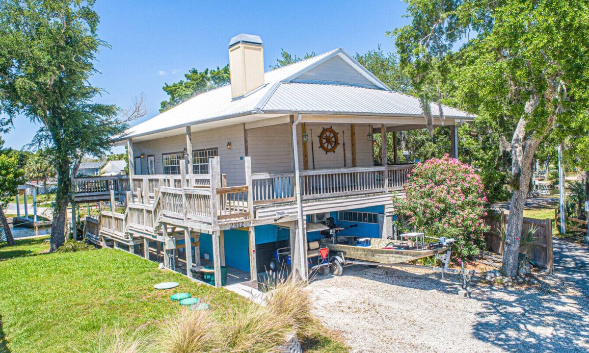 Crystal River House | HonkeyTonk Hideaway|Ozello|Sleeps10|Waterfront|PoolTable|Bar