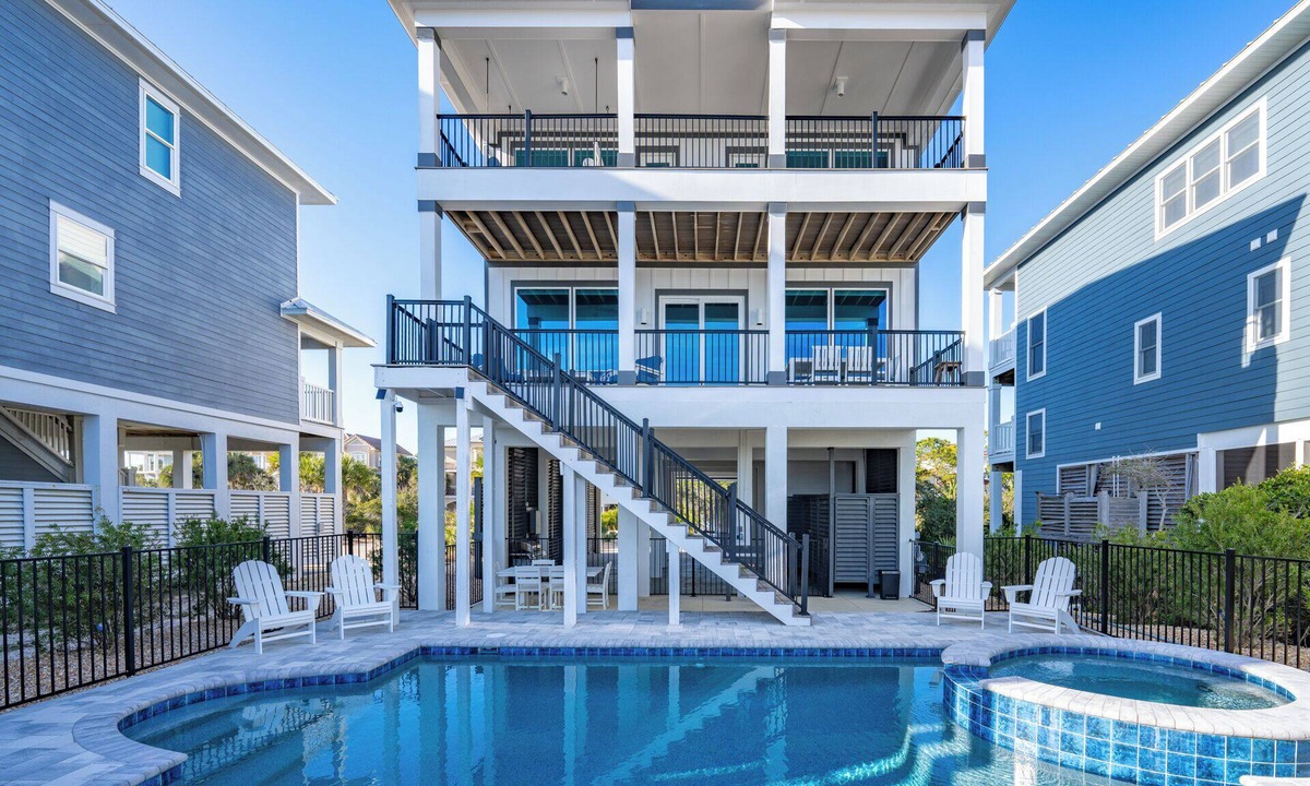 Plantation House | Hot Days, Cool Savings 20% OFF! RENOVATED & GORGEOUS BEACHFRONT