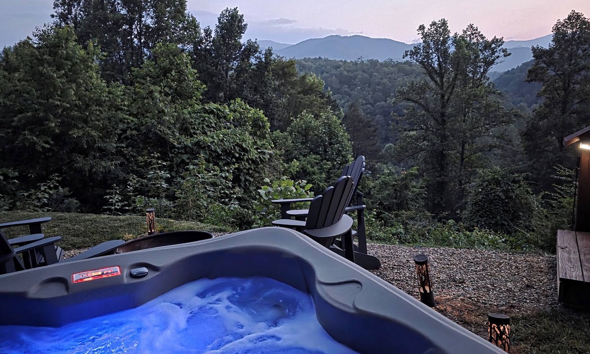 Whittier Cabin | Hot Tub Cabin King Bed Mtn Views Romantic Getaway