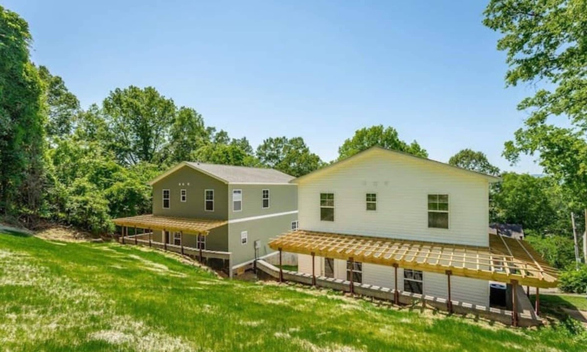 Chattanooga House | Hot Tub! City Side Comfort in Missionary Ridge