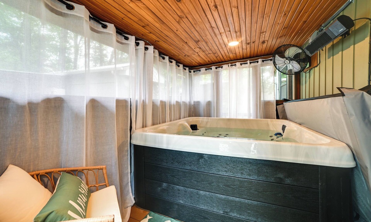 Springville House | Hot Tub, Deck! Tiny Home Retreat By Kentucky Lake