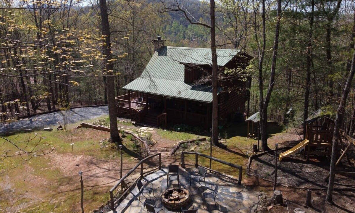 Cashes Valley Cabin | Hot Tub Game Room Firepit Near Blue Ridge