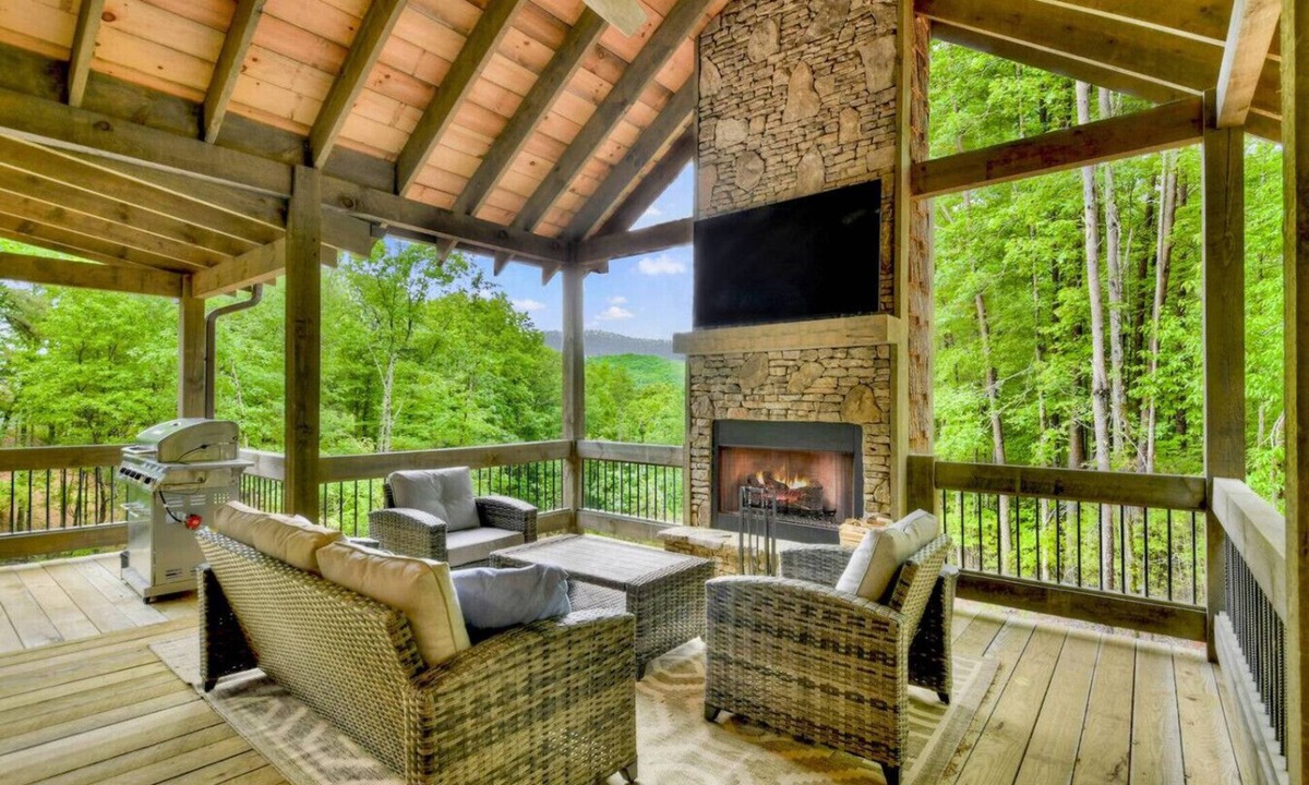 Epworth Cabin | Hot Tub-Pool Table-Outdoor Living Area-wifi-2 gas fireplaces-Rafting Nearby
