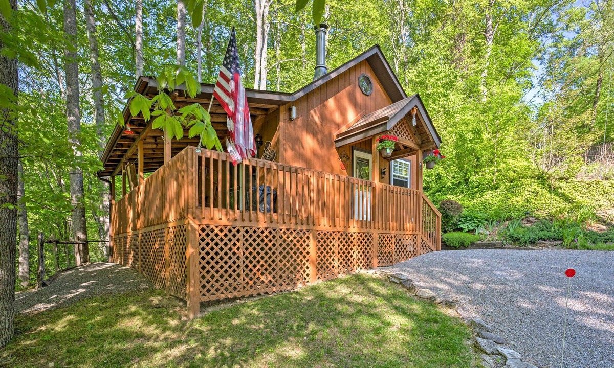 Maggie Valley Cabin | HOT TUB,WIFI, JACUZZI, FIRE PIT, ~A/C~ CREEK, 2 MIN TO MAGGIE