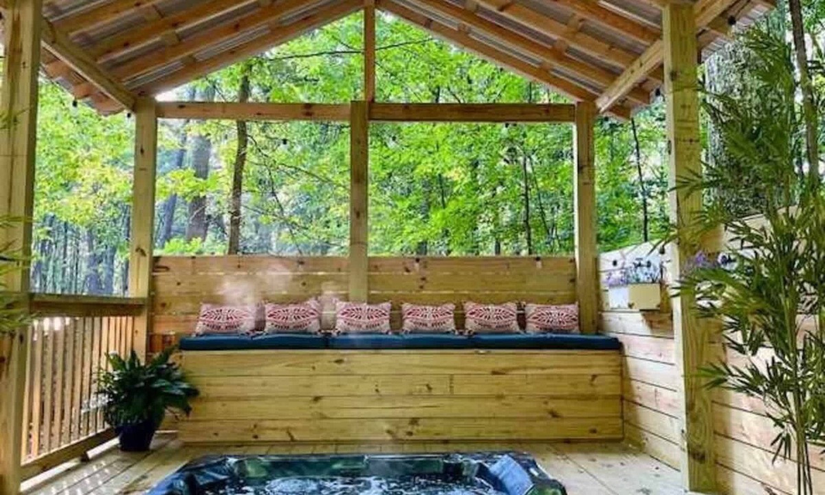 Mentone House | HotTub & Firepit, Canopy Woods - 2 Beautiful homes