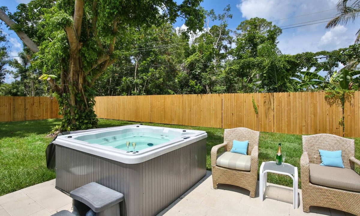 Gulf Gate Estates House | HotTub Retreat w/Big Private Fenced Yard by Beach