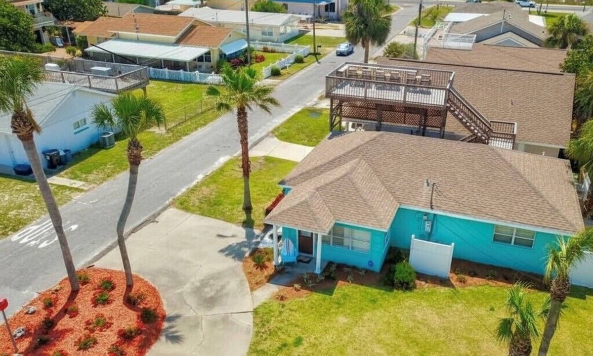 Bid-a-wee Beach House | House is 1 min walk to Private Beach Sleeps 8-10 Fenced Yard Pet Friendly