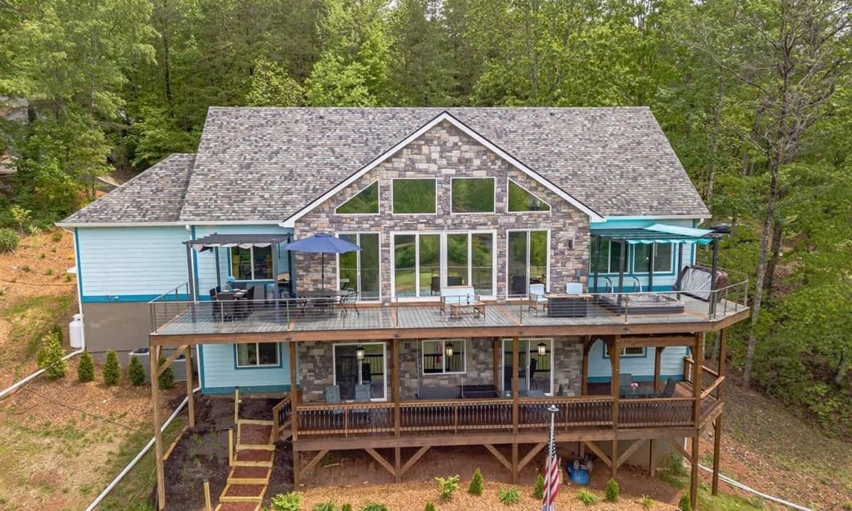 Helen House | HOUSE OF BLUES | LUXURY GOLF/MOUNTAIN RETREAT