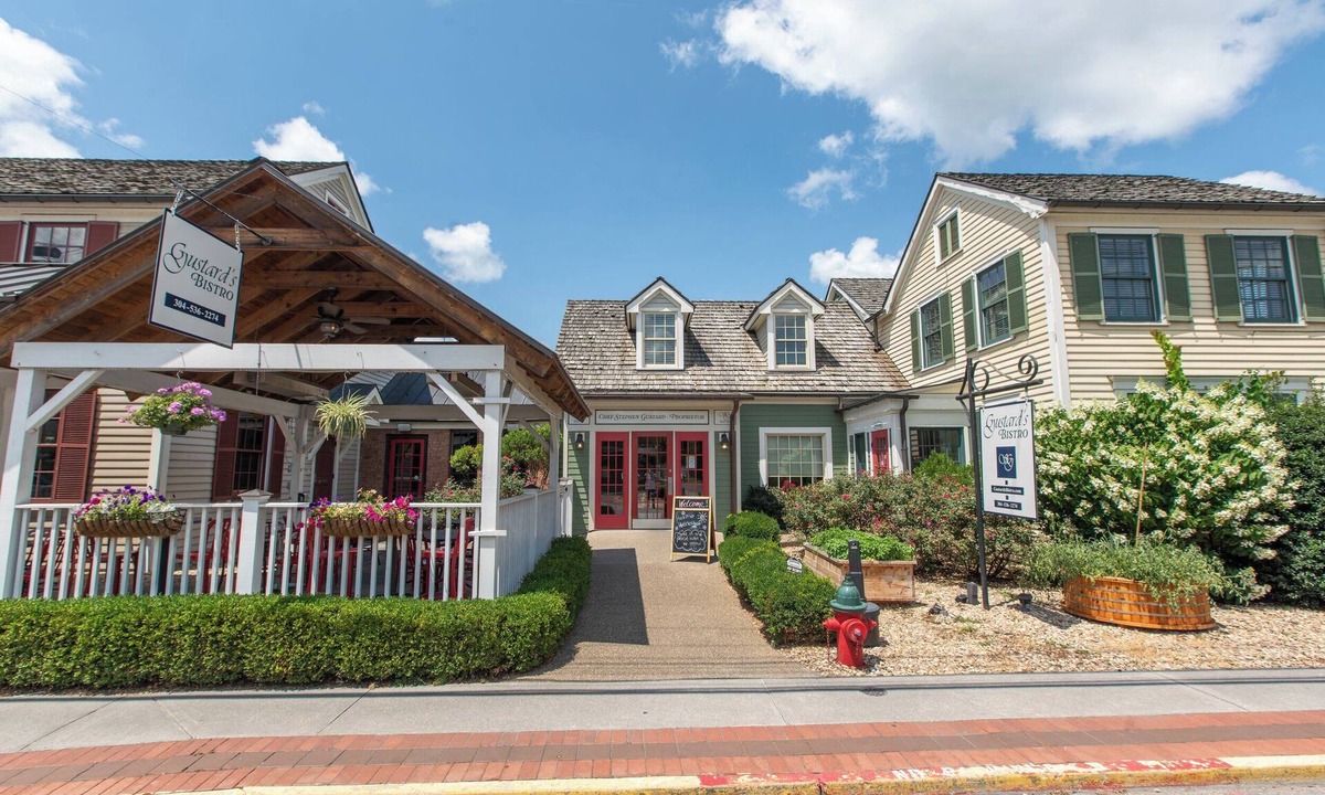 White Sulphur Springs Hotel | Howard's Creek Inn
