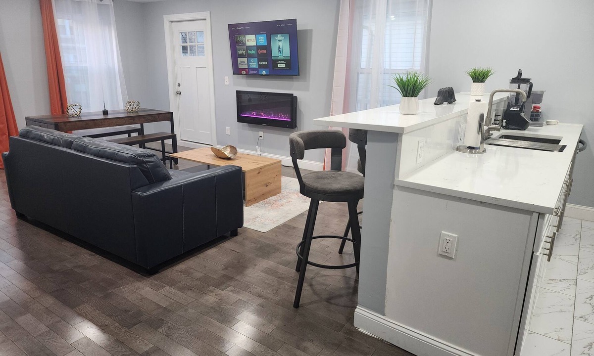 Newark House | Huge 5BR in Best Location ~ 25 Min to NYC