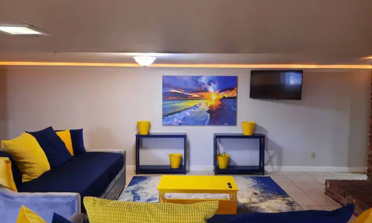 East Point House | Huge Home Close to Attractions Sleeps 20+