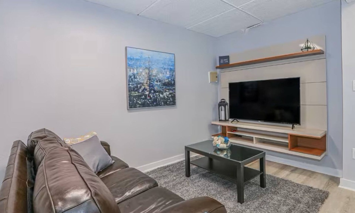 Oakford Park House | Hyde Park Modern 1 Bedroom – Walk to Everything!