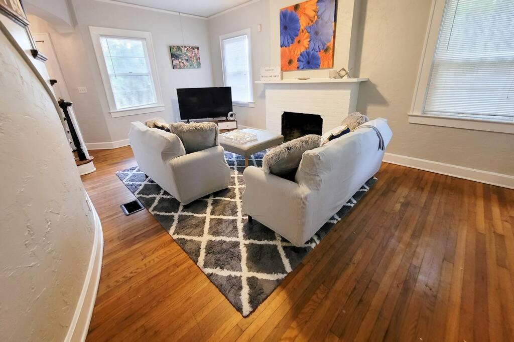 University Heights House | Iconic Gainesville Home - Sleeps 12 - 4 BR- Tom Petty's Old House