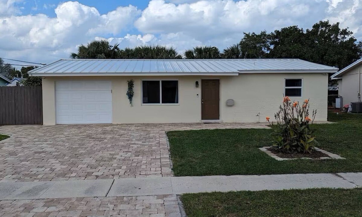 Palm Beach Gardens House | Ideally located, crisp and clean pet, family and scuba friendly home!
