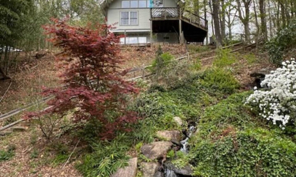Swannanoa House | Idyllic Hillside Farmhouse