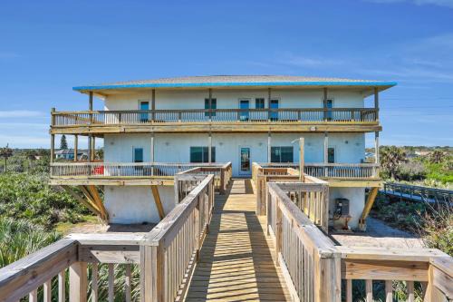 Painters Hill House | Immaculate, modern stay steps to beach with amazing ocean views