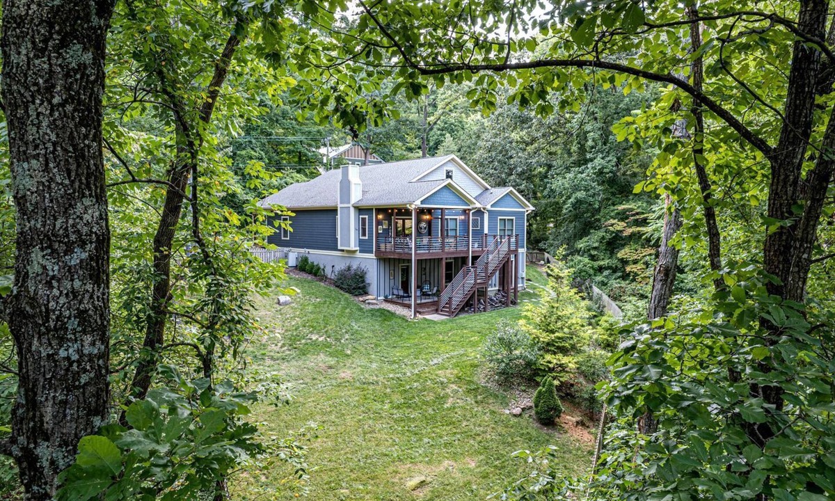 St. Elmo Improvement League Cabin | Impressive Cabin with Great Surroundings in Chattanooga, Tennessee