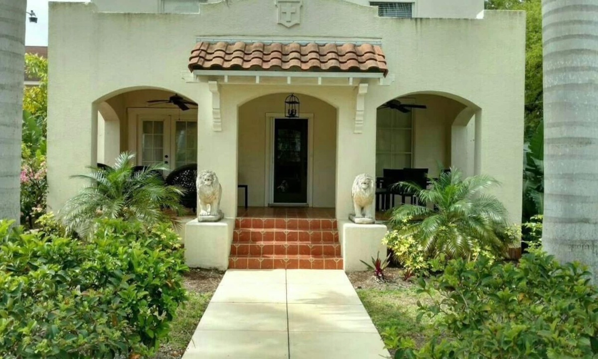Woodford Park House | IN THE HEART OF THE RIVER DISTRICT - THE PARSONAGE- A 1925 VINTAGE HOME