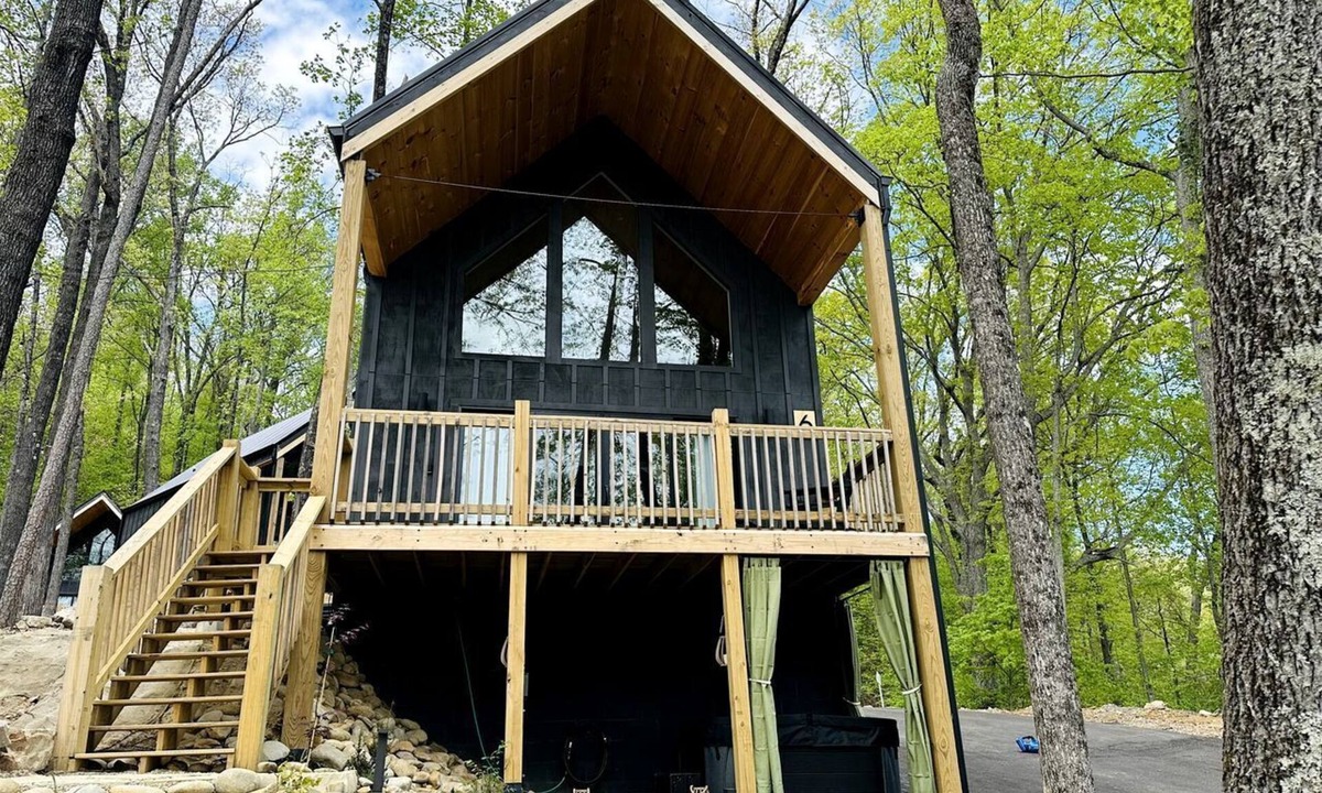 Sevierville Cottage | Incredible Cottage with Hot-Tub and Deck in Sevierville, Tennessee