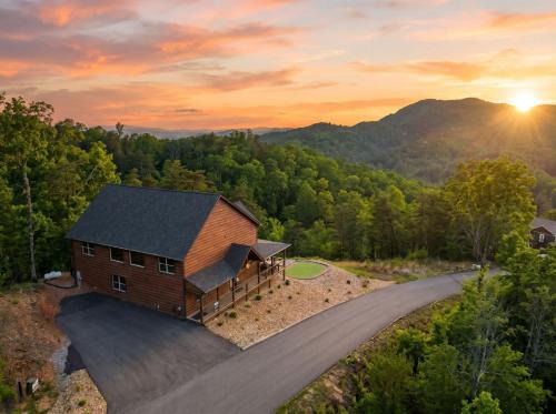 Wears Valley House | Incredible Views - Htd Pool - Hot Tub - Mini Golf