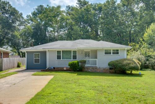 Gresham Park House | Inviting Home w/Backyard: 8 Mi to Dtwn Atlanta!
