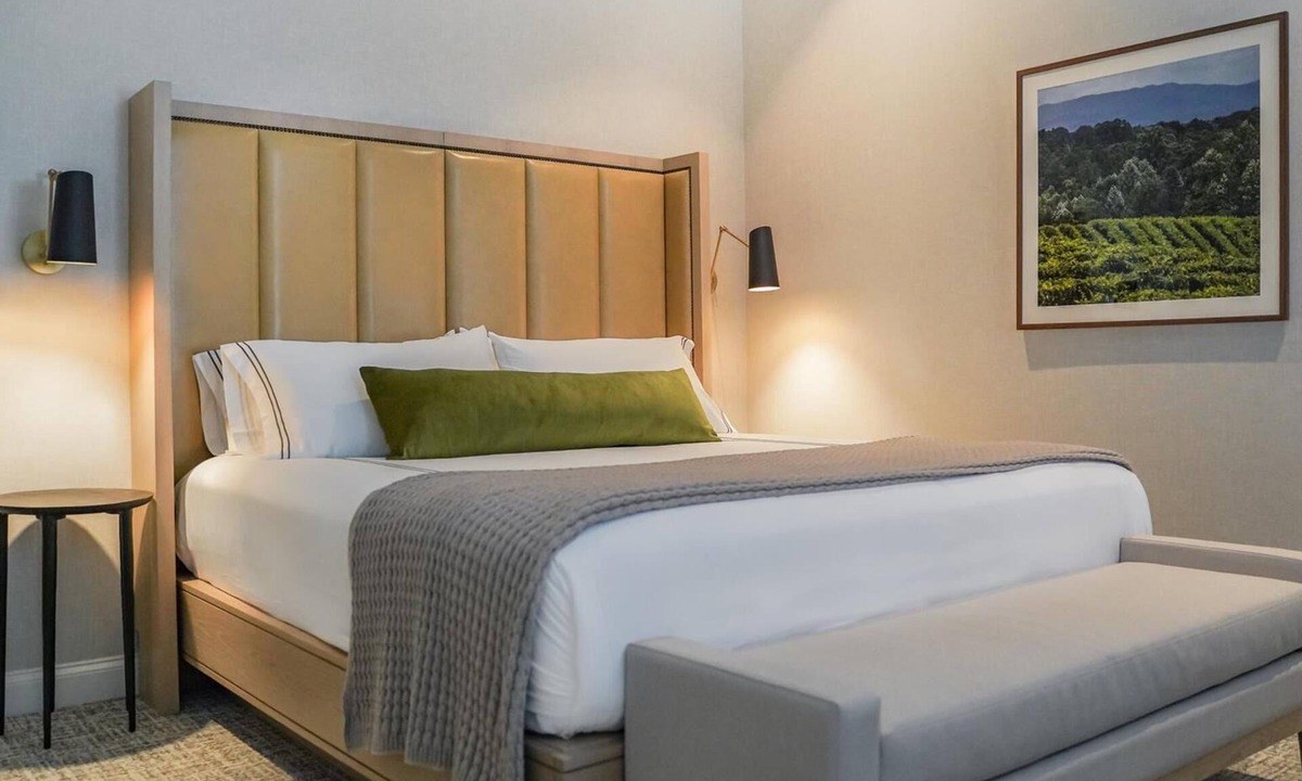 Braselton Hotel | Inviting King Room for Wine Lovers Near Scenic Elisha Winn House