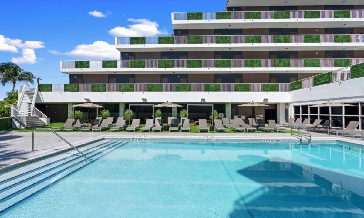 Central Beach Hotel | Inviting Ocean Stay with Pool Access Near Las Olas Blvd - 4 Relaxing Rooms