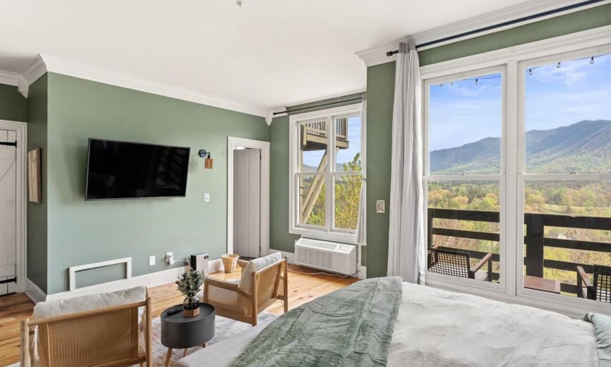Townsend Hotel | Iris Spring Room - Mountain Views, Balcony, Fireplace