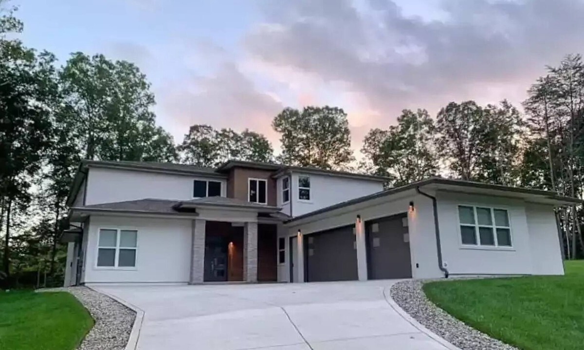 McMinnville Villa | ISHA Village Large room with Mountain Retreat