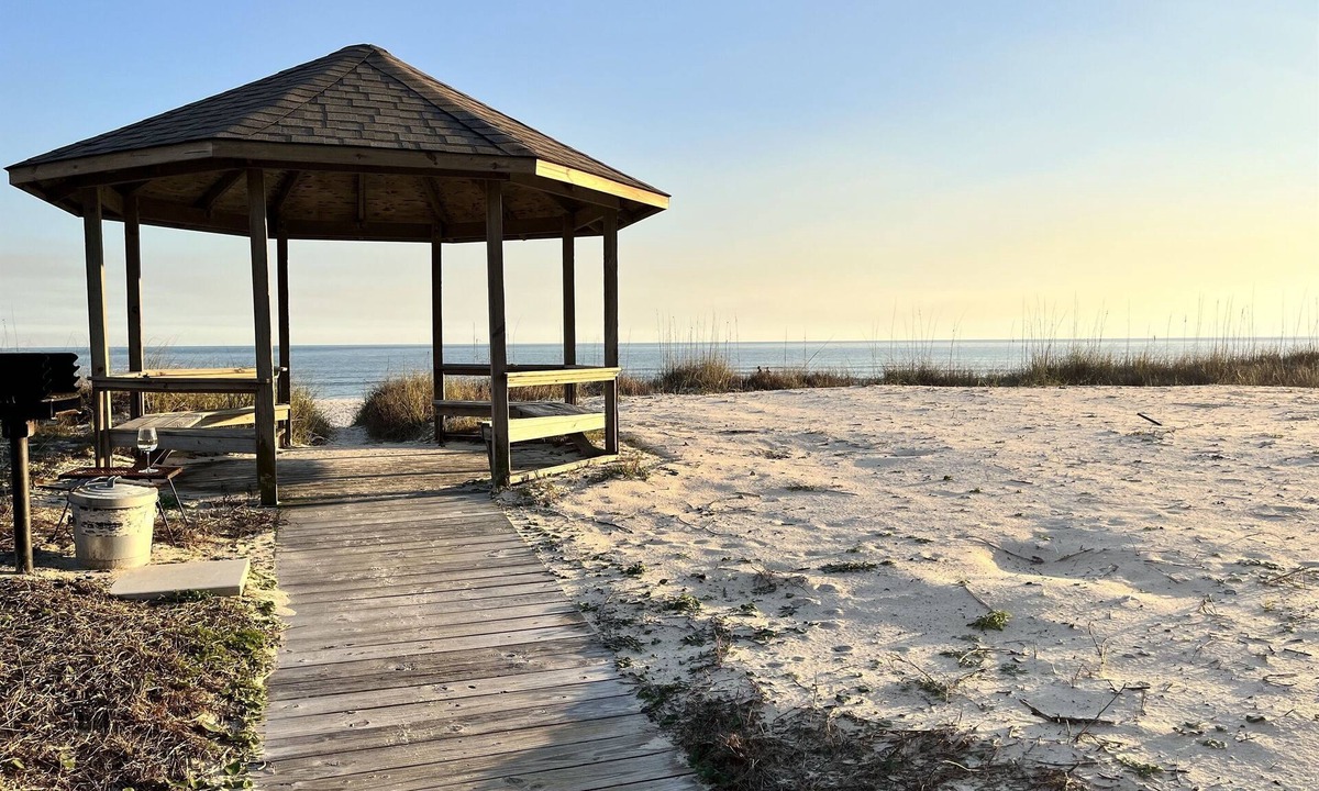 East End Condo | ISLAND CLUB- East End OCEANFRONT Ground Level unit with gazebo and OCEAN VIEW