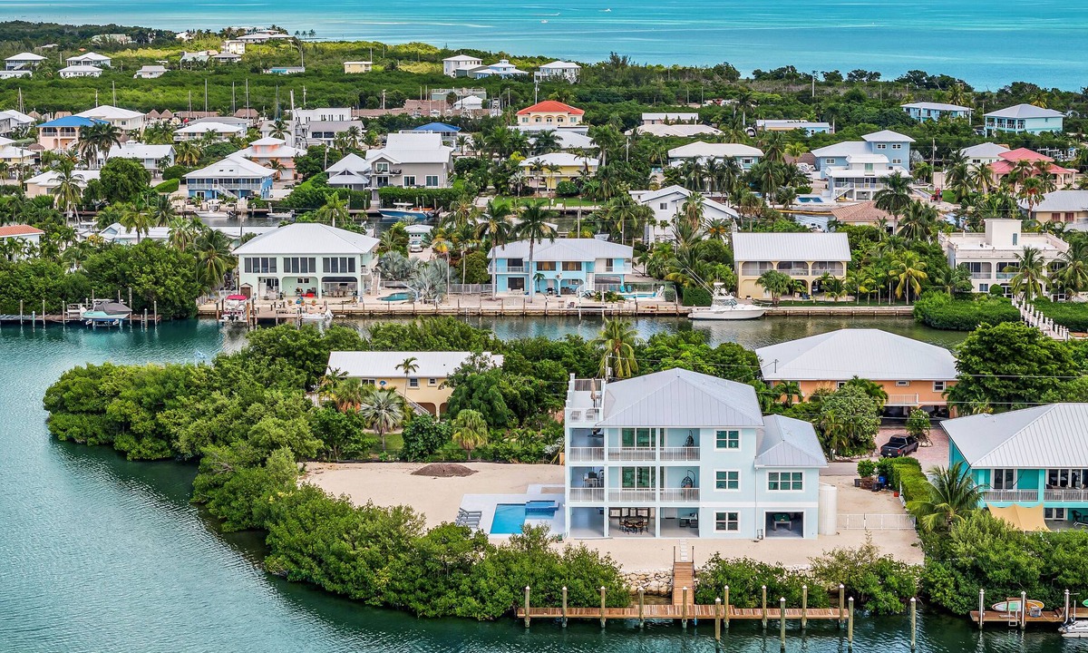 Marathon House | Island getaway with panoramic view, pool, spa, beach and rooftop access!