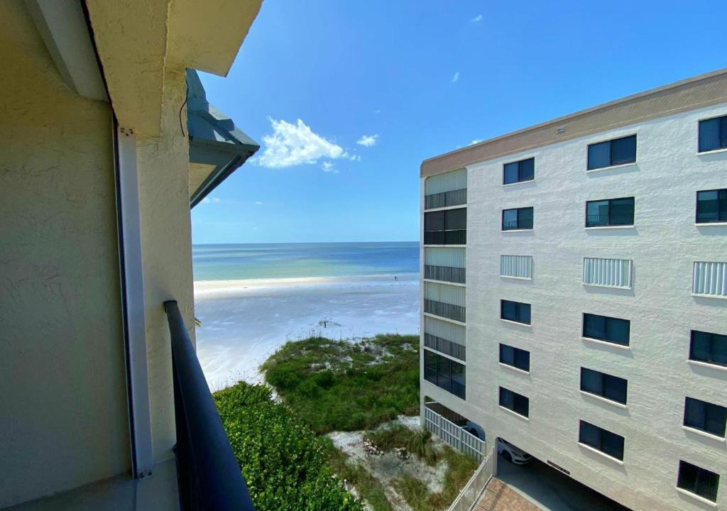 Fort Myers Beach House | Island House Beach Club 5E - Tropical condo with balcony
