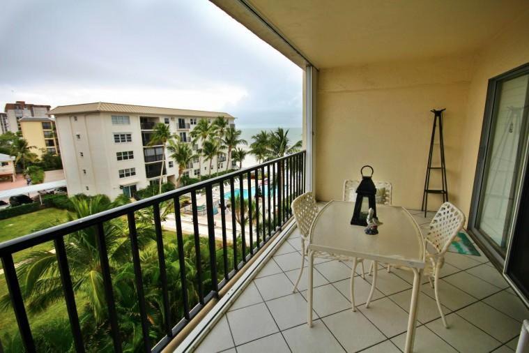 Fort Myers Beach House | Island House Beach Club 4A - Private condo with balcony