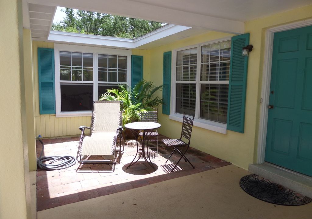 Central Beach House | Island Living, Within Walking Distance To Beach Restaurants Shops Parks Marina